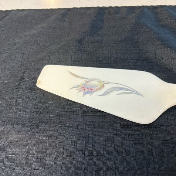 Vintage Ceramic Cake Server With Tulip Modif - Picture 2 of 6